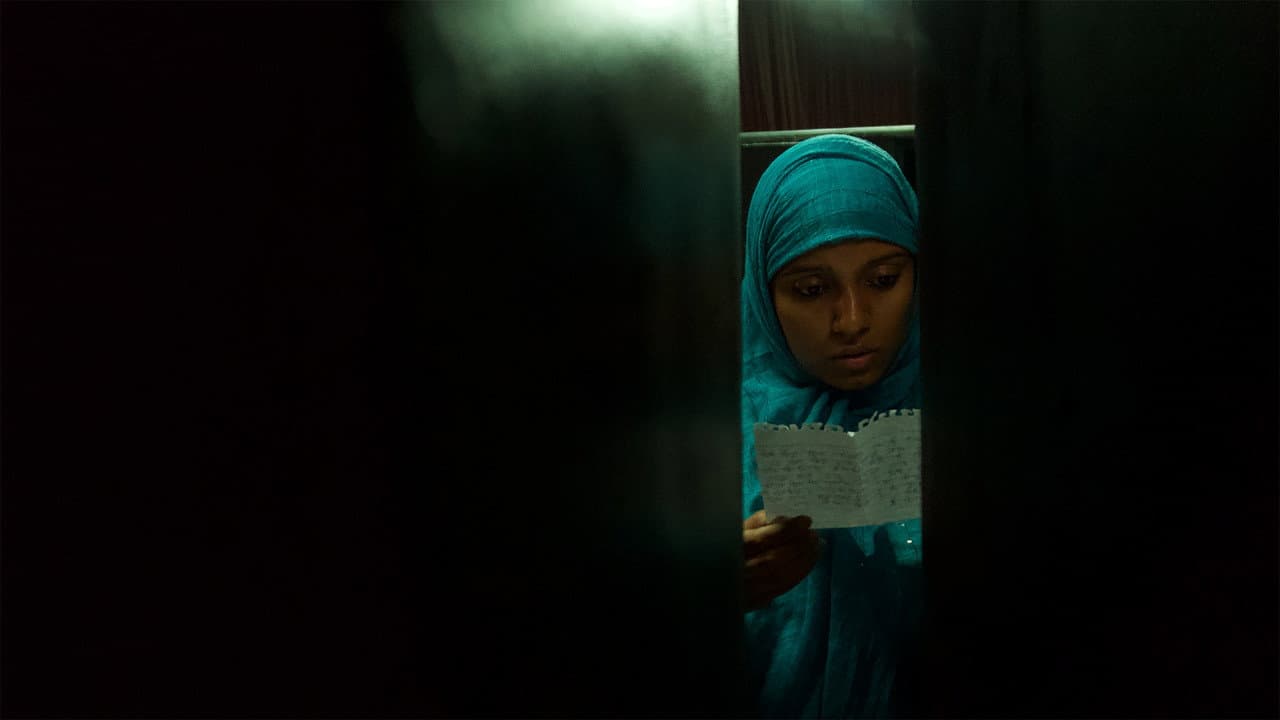 Lovers in the Blue Night Review: Anuparna Roy's Mumbai still 3