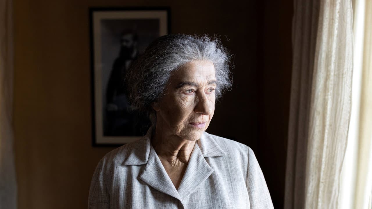 Golda still 8