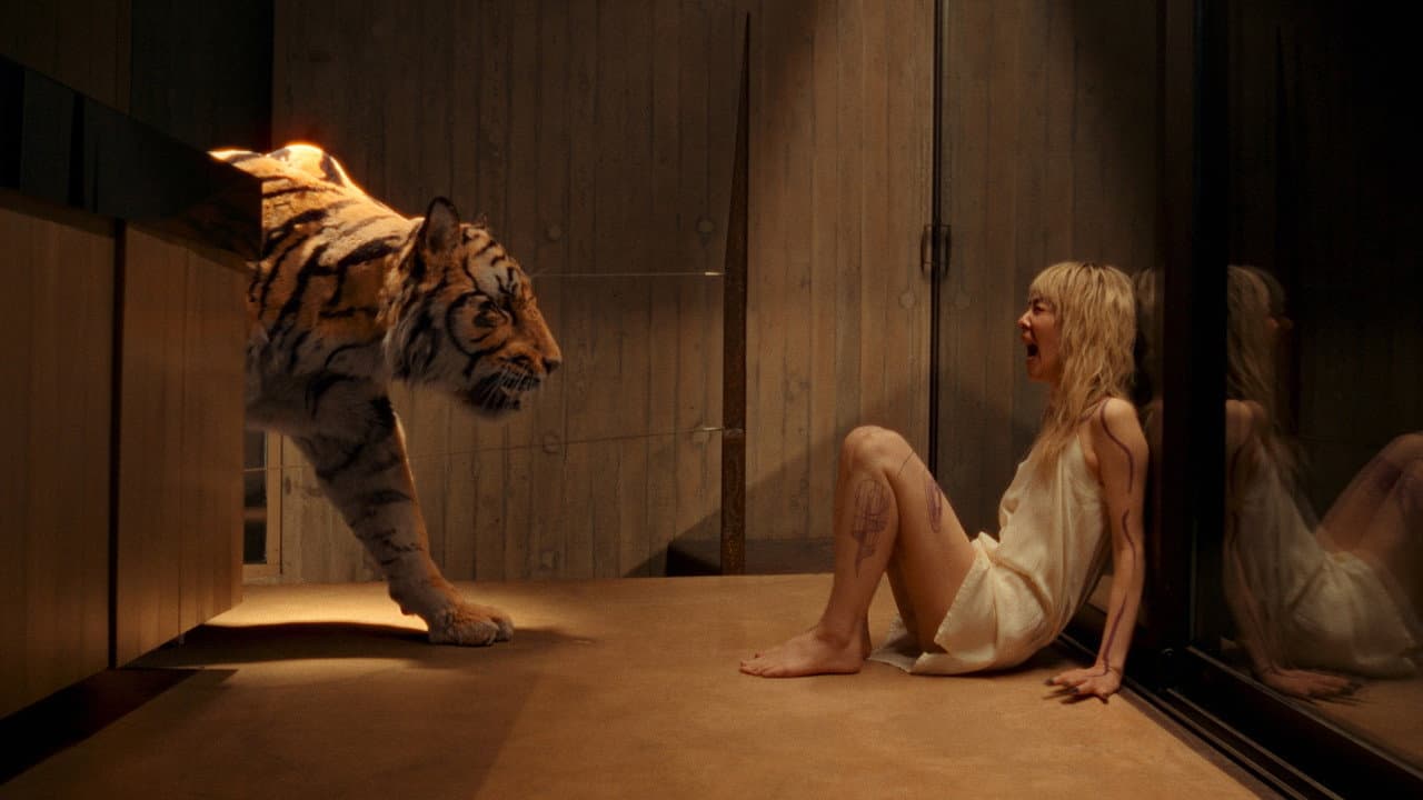 Hot Spot Review: Smoczyńska's Sci-Fi Noir Is a Beautiful still 6