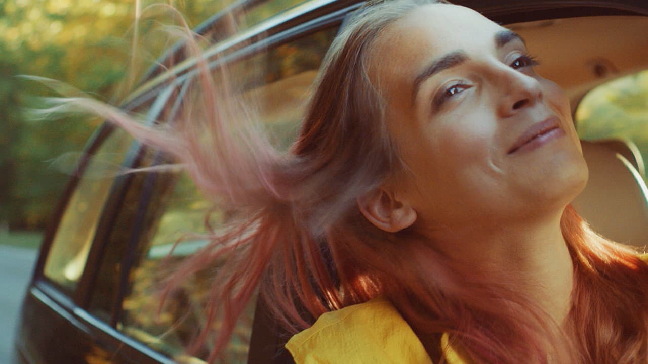 Lola and the Sea still 5