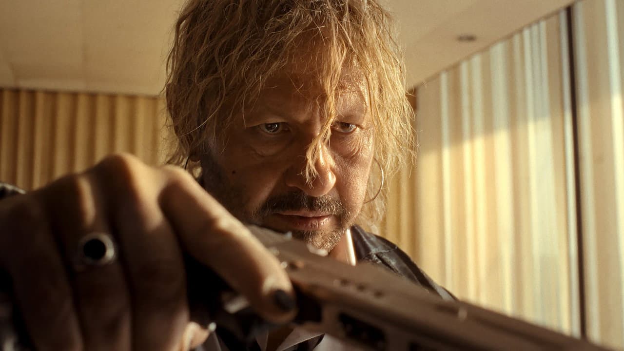 Hot Spot Review: Smoczyńska's Sci-Fi Noir Is a Beautiful still 5